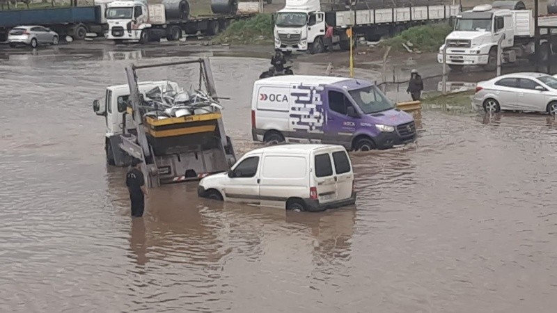 El ingreso al parque industrial de Pérez, colapsado.