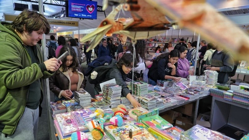 Un amplio público integrado por adolescentes y jóvenes en la FilRos 2026. (Alan Monzón/Rosario3)
