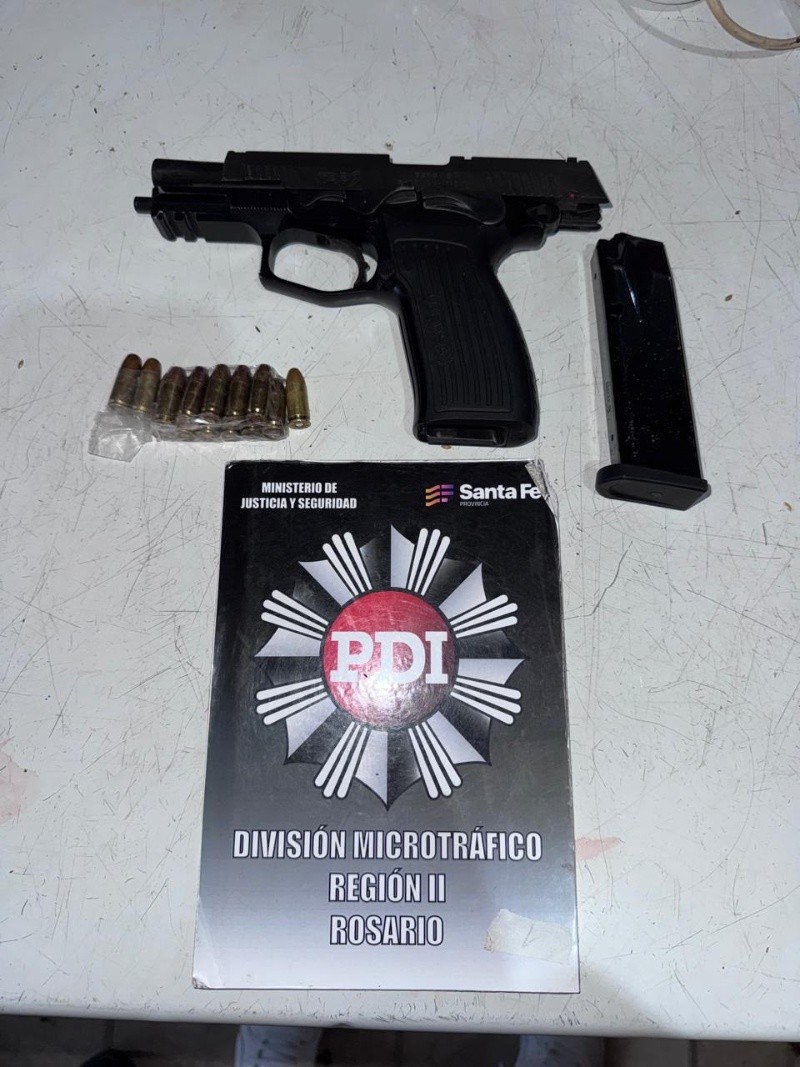 El arma tenía balas que fueron asignadas a personal policial.