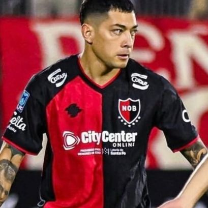Escobar vuelve a jugar como lateral izquierdo en el equipo rojinegro.