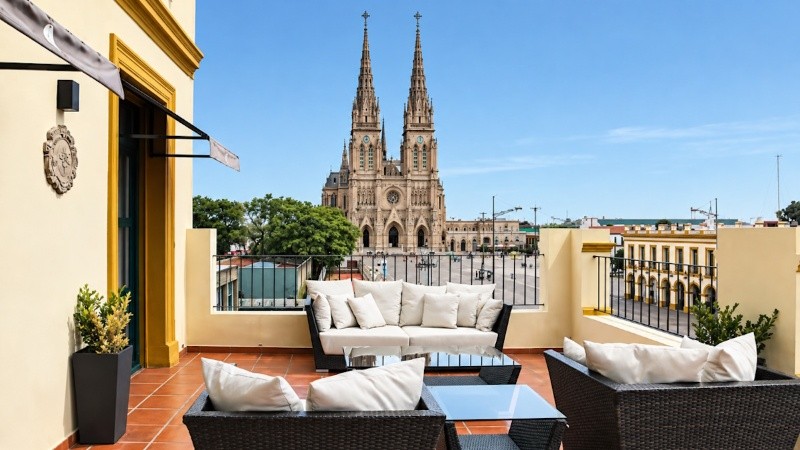 Hotel Catedral denunció en sus redes sociales la circulación de una publicidad falsa que usabaa su nombre, fotos de la Basílica y una oferta de habitaciones con vista directa al templo durante la visita papal.