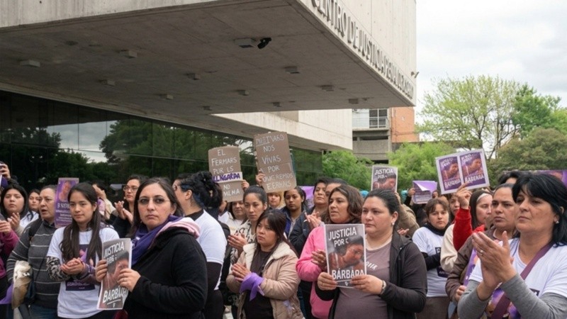 Una manifestación en reclamo de Justicia por Bárbara frente al Centro de Justicia Penal (El Tres).