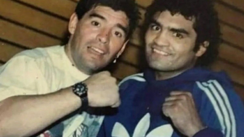 Castro junto a Diego Maradona.