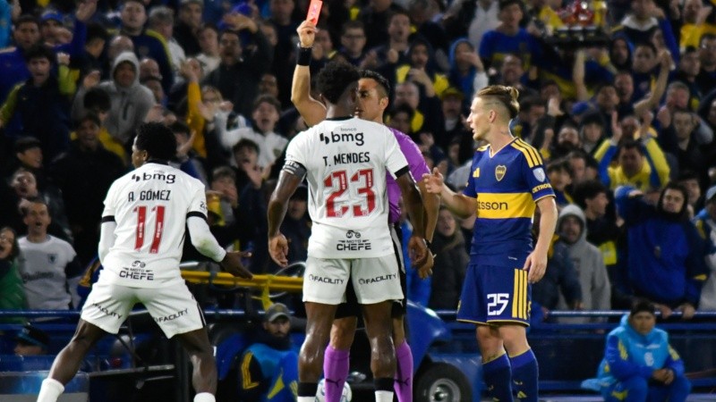 El mediocampista Andrés Gómez dejó a su equipo con diez. (Fotobaires)&nbsp;