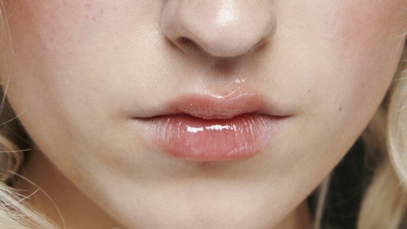 Con un brillo intenso y un efecto casi espejo, este estilo gana terreno entre las propuestas de belleza.
