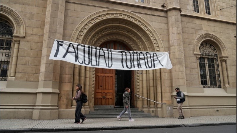 Estudiantes tomaron la facultad de Humanidades en reclamo del cumplimiento de la ley de Financiamiento.