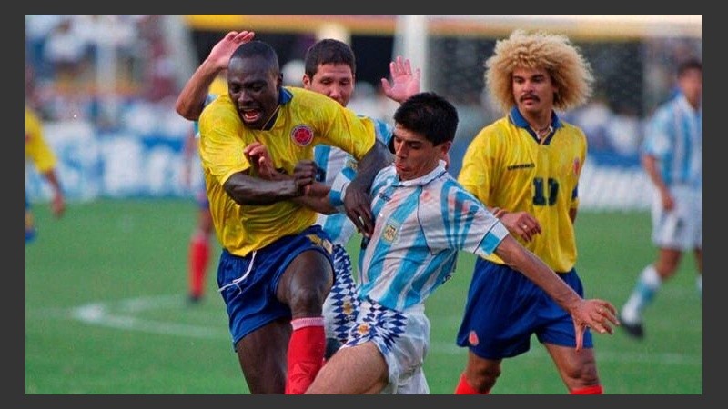El Pibe durante un partido contra Argentina.