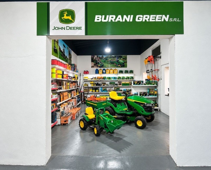 John Deere, una de las prestigiosas marcas en el nuevo local de Burani Green en Pueblo Esther&nbsp;
