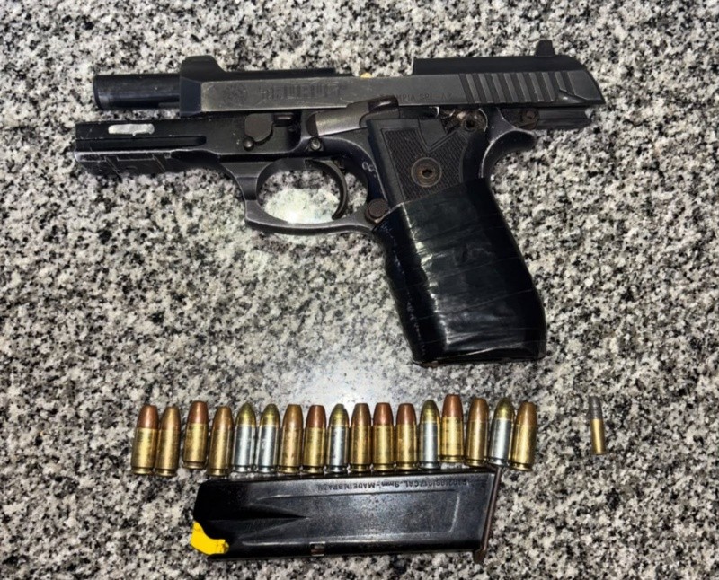 Una de las armas incautadas, una Taurus con numeración suprimida.