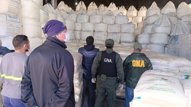 La investigación abarca una operatoria vinculada con más de 30.000 toneladas de carbonato de sodio, una sustancia incluida en el listado de precursores químicos sujetos a control estatal. - Foto: Gendarmería Nacional.