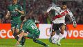 Correa intenta escapar a la disciplinada defensa de Sarmiento.