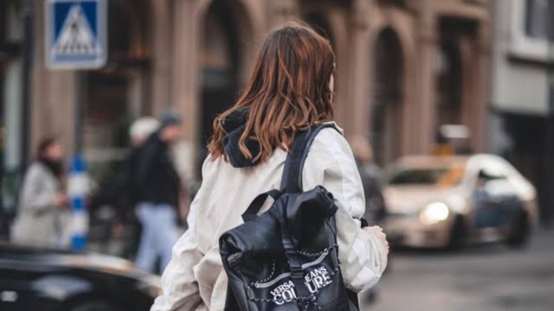 La propuesta para lo que queda de 2026 es sumar color y estampas a un accesorio que acompaña tanto las jornadas de estudio como las de trabajo.