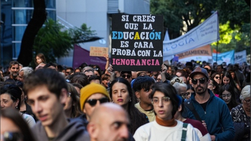 Foto de archivo de una movilización universitaria masiva en Rosario.