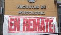 Este jueves, la fachada de la institución exhibía carteles contundentes.