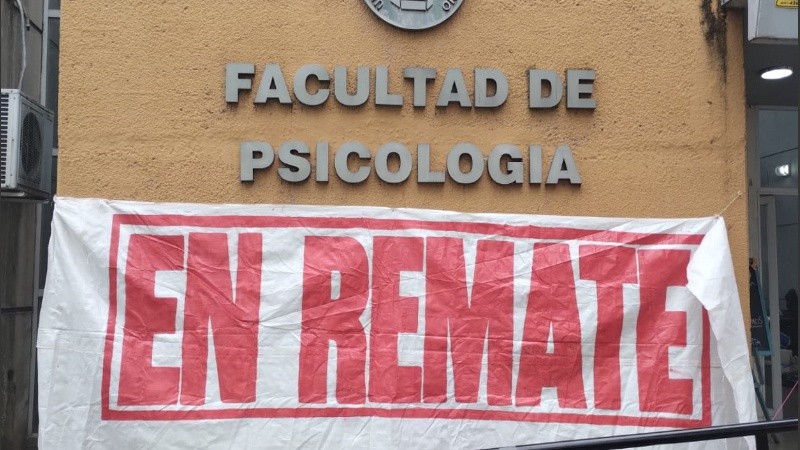 Este jueves, la fachada de la institución exhibía carteles contundentes.