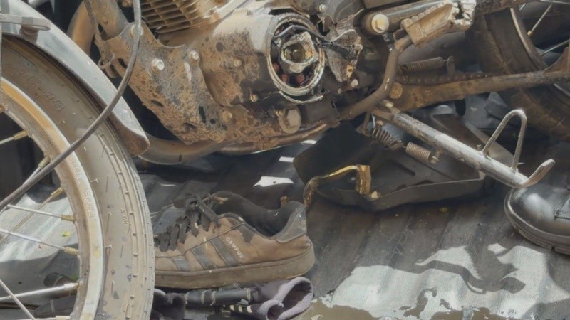 Según contó una comerciante de la zona que asistió al motociclista herido, el accidente ocurrió entre las 10.30 y las 10.45 de este jueves.