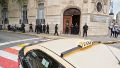 Policías presentes este jueves el Palacio Vasallo de Rosario en la protesta de taxistas.