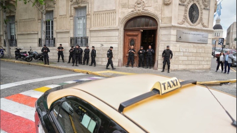 Policías presentes este jueves el Palacio Vasallo de Rosario en la protesta de taxistas.