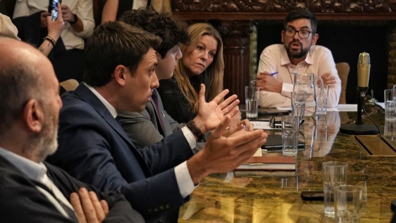 Aleart gesticula durante la discusión. Luego su bloque se retiró y dejó todo en suspenso. (Alan Monzón/Rosario3)