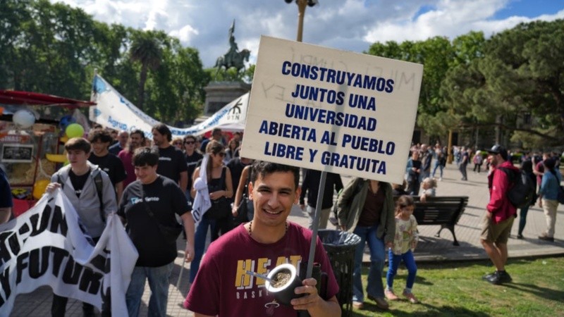 La marcha federal universitaria durante la concentración en Plaza San Martín (Alan Monzón/Rosario3).