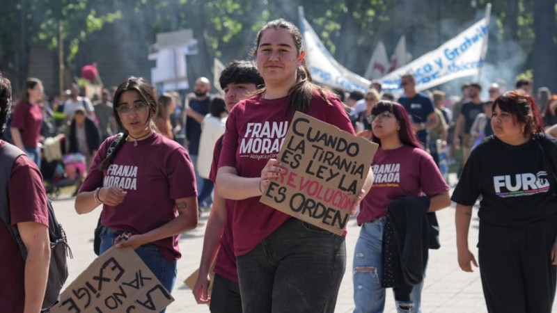 La marcha federal universitaria durante la concentración en Plaza San Martín (Alan Monzón/Rosario3).