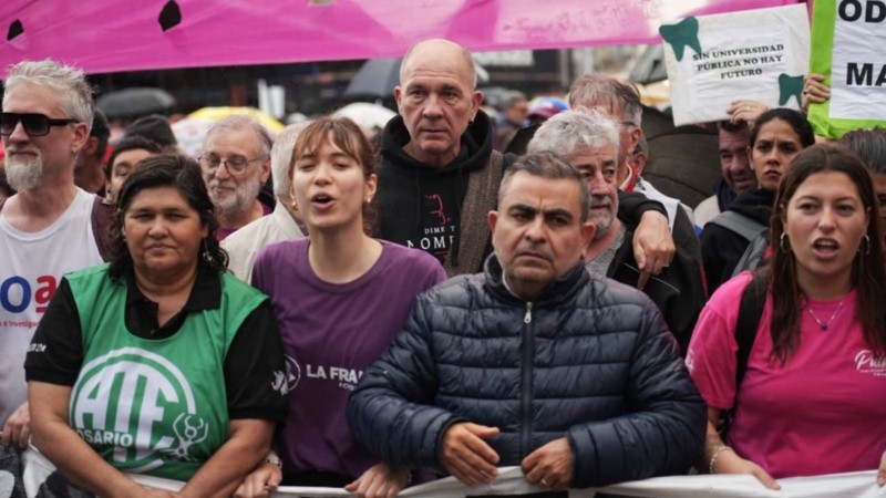 Grandinetti con autoridades universitarias en la marcha rosarina (Alan Monzón/Rosario3).