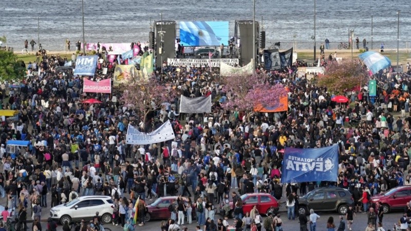 Masiva movilización en Rosario en defensa de la universidad pública (Alan Monzón/Rosario3).