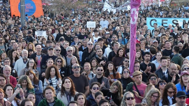 Masiva movilización en Rosario en defensa de la universidad pública (Alan Monzón/Rosario3).