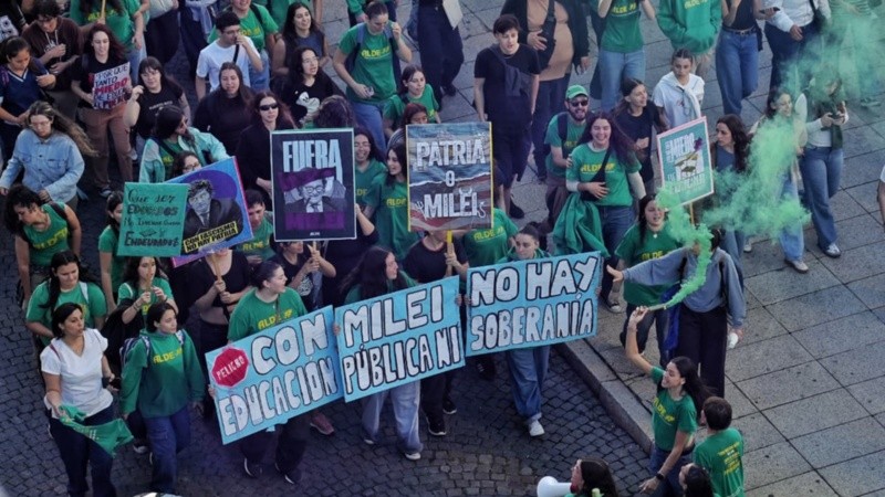 Masiva movilización en Rosario en defensa de la universidad pública (Alan Monzón/Rosario3).