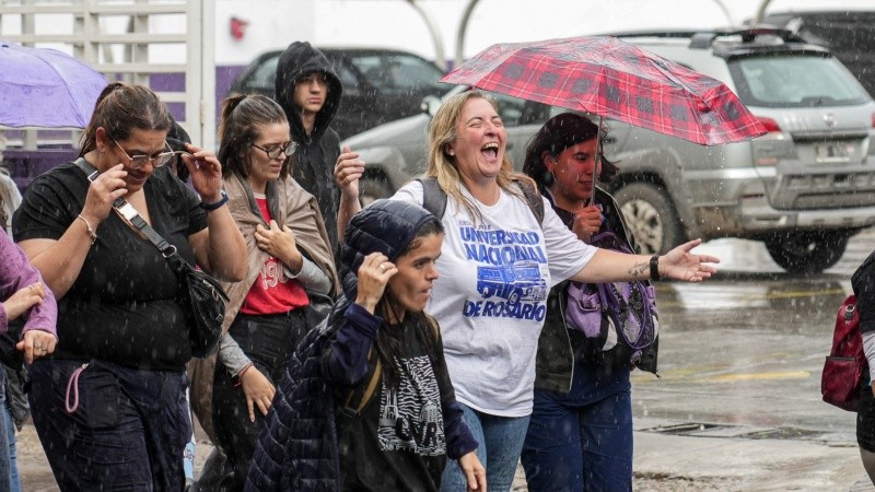 Unas 50 mil personas marcharon bajo la lluvia de este jueves en Rosario.