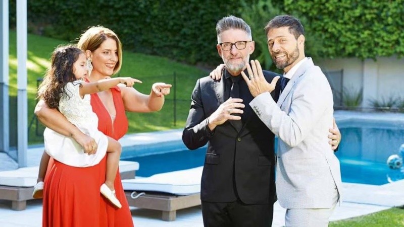 Luis Novaresio junto a su esposo, Braulio Bauab, y su familia, a la que define como uno de los grandes amores de su vida.&nbsp;