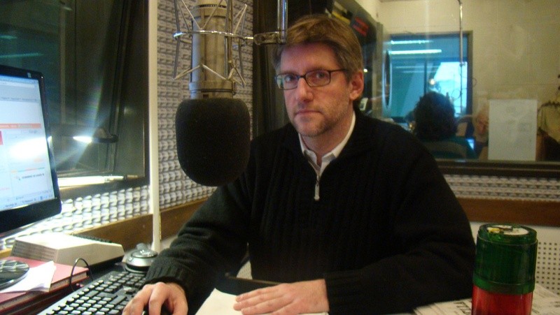 Luis Novaresio, en sus años al frente de Radio 2, liderando las mañanas rosarinas con 
