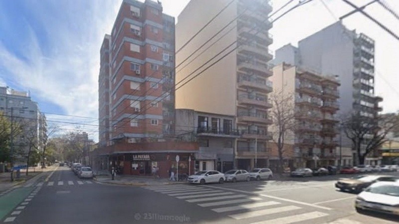 El departamento a subastar se encuentra en el edificio de la esquina de Miller y Monroe en el barrio porteño de Villa Urquiza.