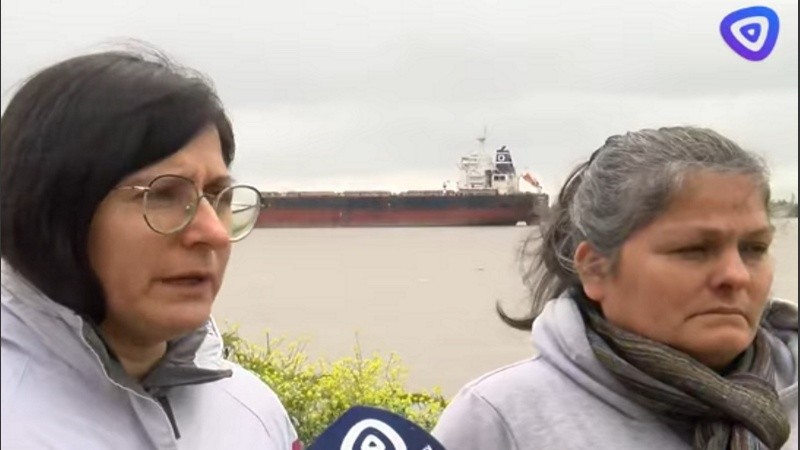 Familiares de los hombres desaparecidos anoche en el río.