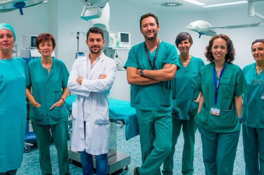 Rodrigo Papa Gobbi (centro) junto al equipo médico del Hospital La Paz de Madrid.
