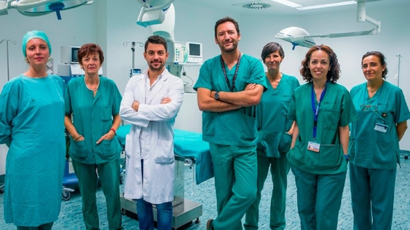 Rodrigo Papa Gobbi (centro) junto al equipo médico del Hospital La Paz de Madrid (Gentileza investigadores).