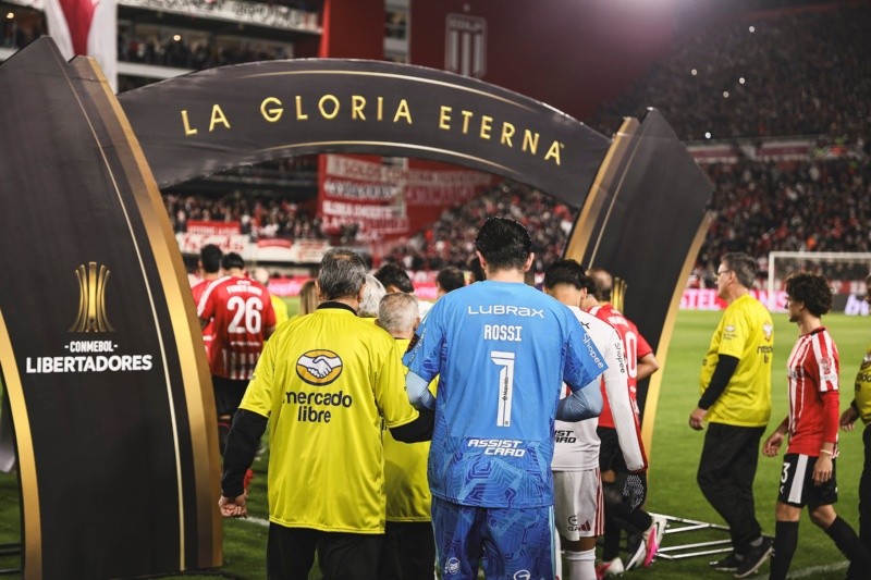 El ingreso de los hinchas, esta vez personas mayores, junto a los jugadores 