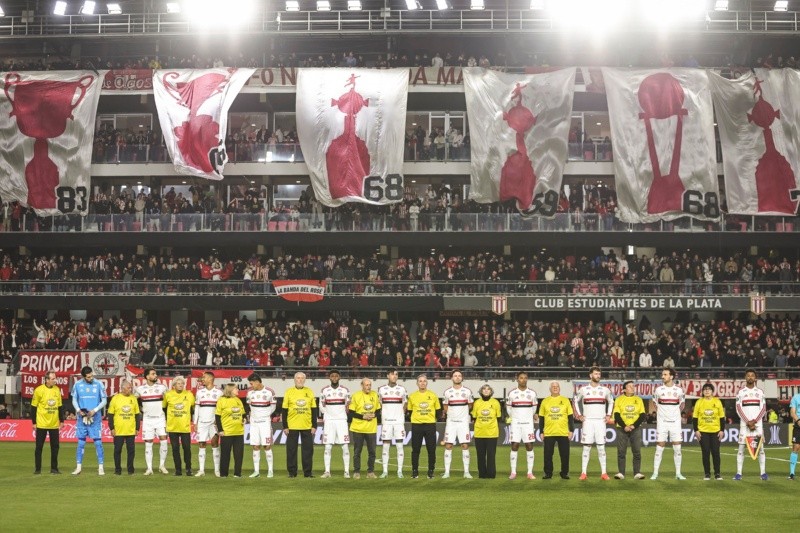 Los hinchas, esta vez mayores, junto a los jugadores en un momento de mucha emoción