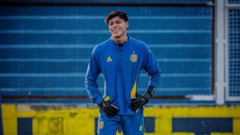El arquero de 19 años aún no debutó en el primer equipo de Central, pero ya fue convocado a su selección.
