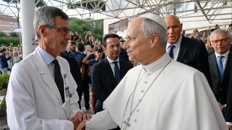 Stefano Margaritora junto al Papa tras darle el alta. (Vatican News)