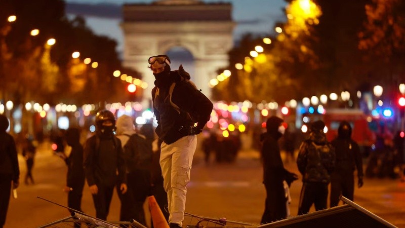Ola de saqueos y violencia en Farncia. (REUTERS/Stephanie Lecocq)