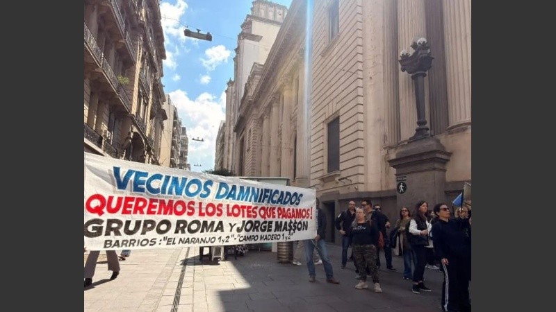 Manifestaciones de damnificados por el grupo Roma en el microcentro de Rosario