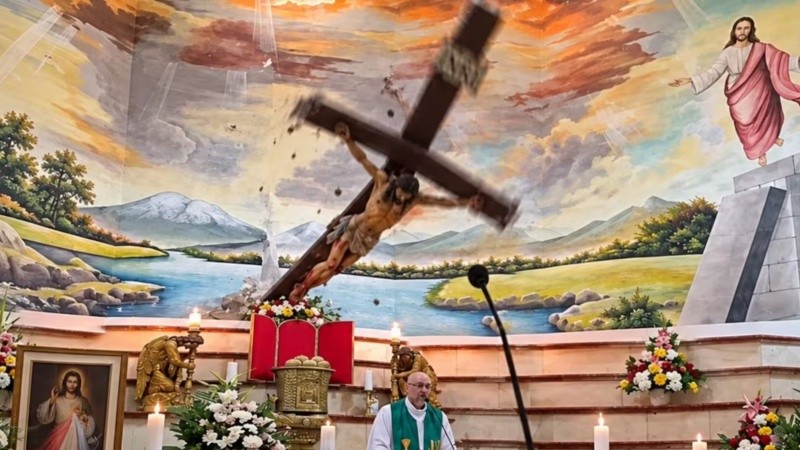 Un sacerdote de Ecuador murió en plena misa tras ser aplastado por una cruz.
