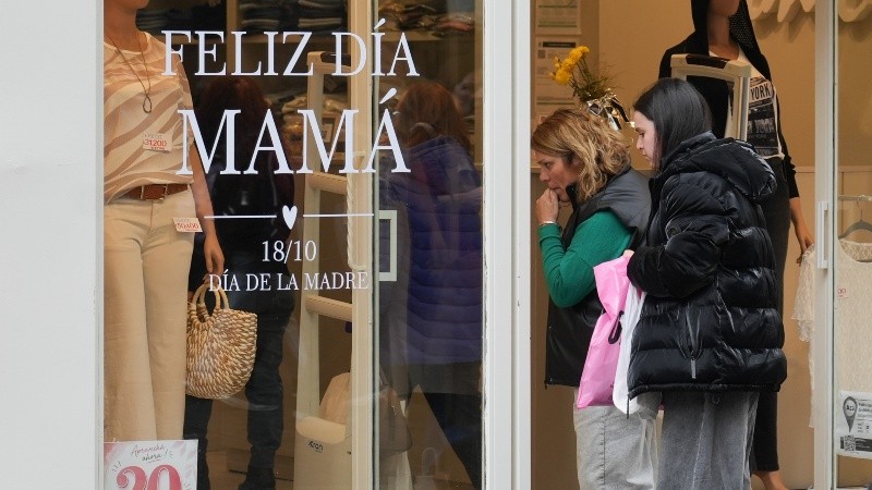 Los negocios volcaron una amplia oferta de cuotas, descuentos y promociones. (Alan Monzón/Rosario3)