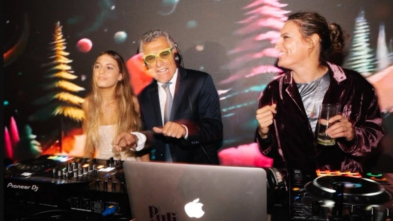 &nbsp;El expresidente, en la cabina de DJ de la fiesta de 15 de su hija Antonia.