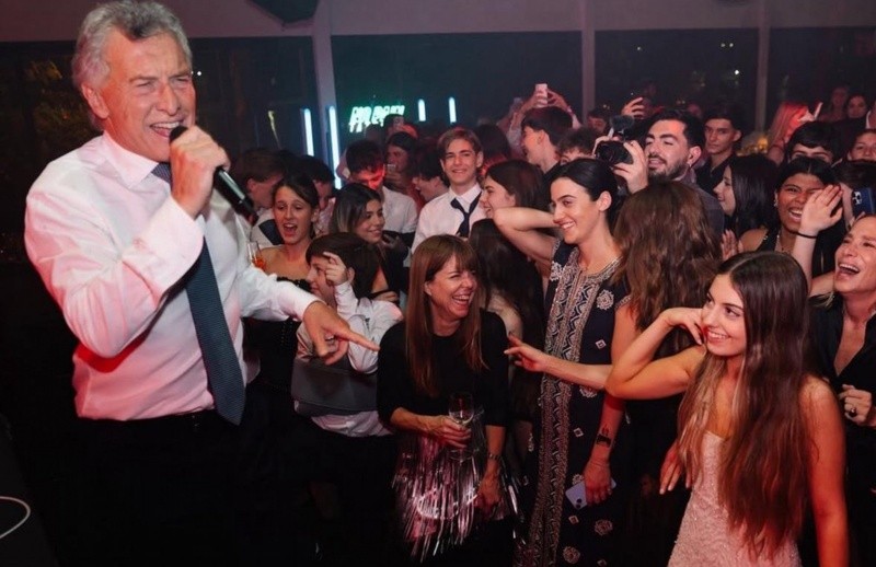 &nbsp;En un momento del festejo, Mauricio tomó el micrófono sobre la tarima ante todos los invitados.