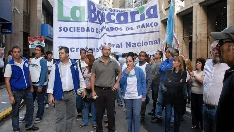 La Bancaria obtuvo una mejora salarial del 94,1% en la paritaria 2022, que se colocó apenas por debajo del 94,8% de la inflación.