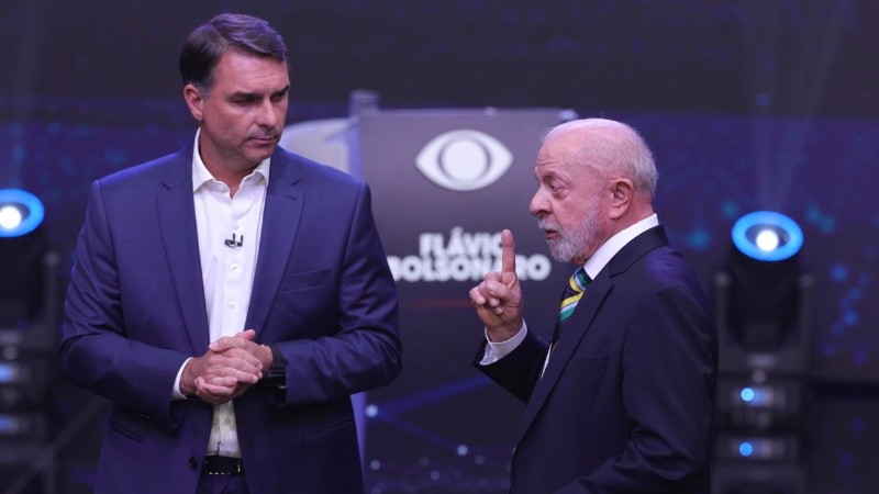 Uno de los momentos en el que los candidatos quedaron cara a cara (EFE).