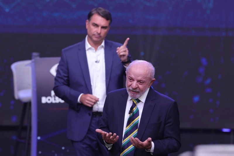 &nbsp;Mientras habla Lula, Bolsonaro gesticula detrás de él (EFE).