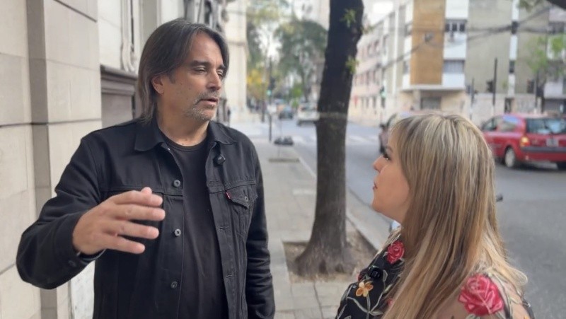 &nbsp;Fabián Gallardo recuerda su infancia junto a Fito Páez frente a la casa de calle Balcarce.